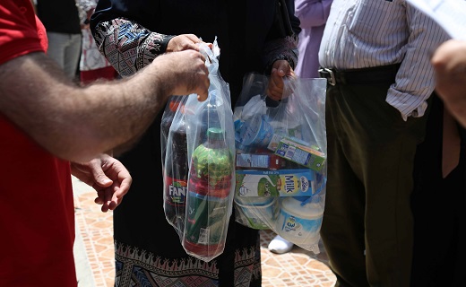  Featured distribution of hundreds of food parcels